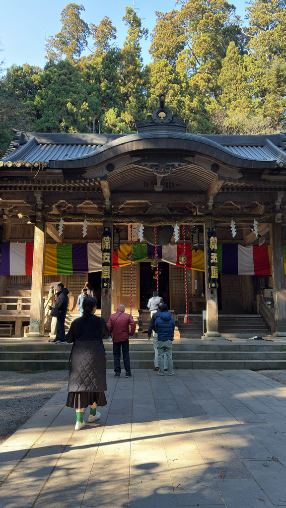 大雄山最乗寺で参拝する人々と境内の堂宇