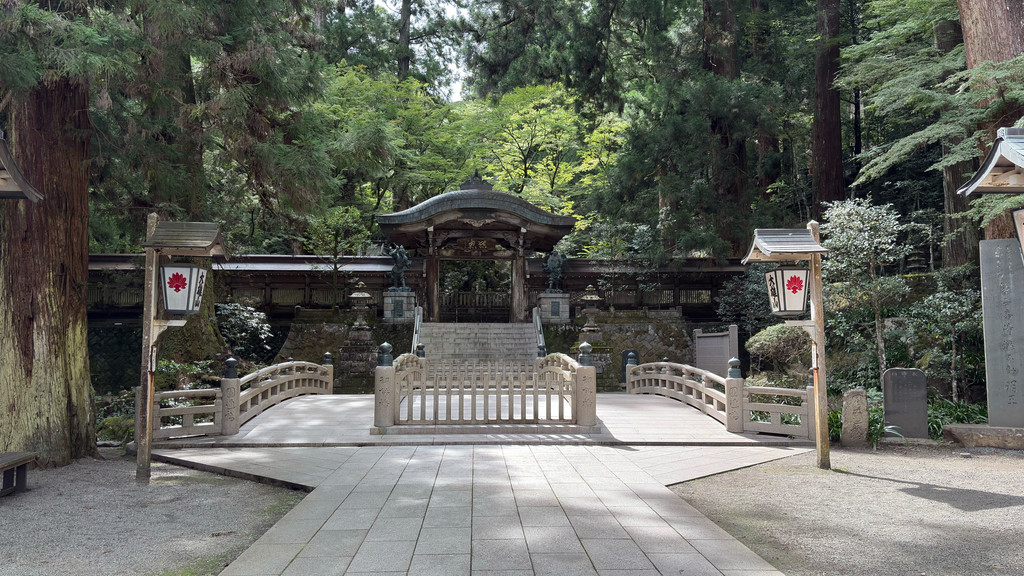 杉林に囲まれた大雄山最乗寺の境内と橋