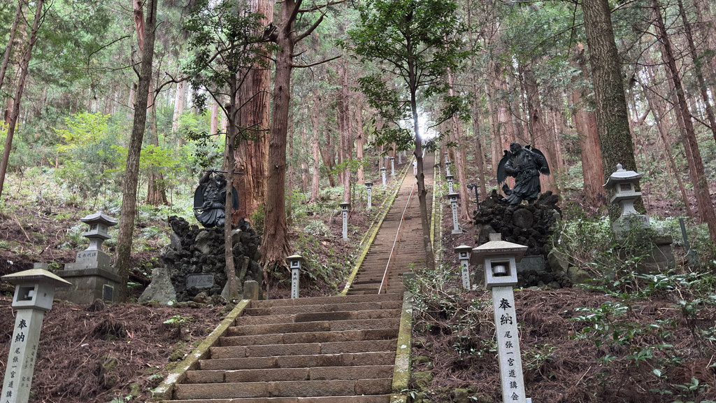 大天狗と小天狗の像が立つ大雄山最乗寺の奥の院へ続く石段
