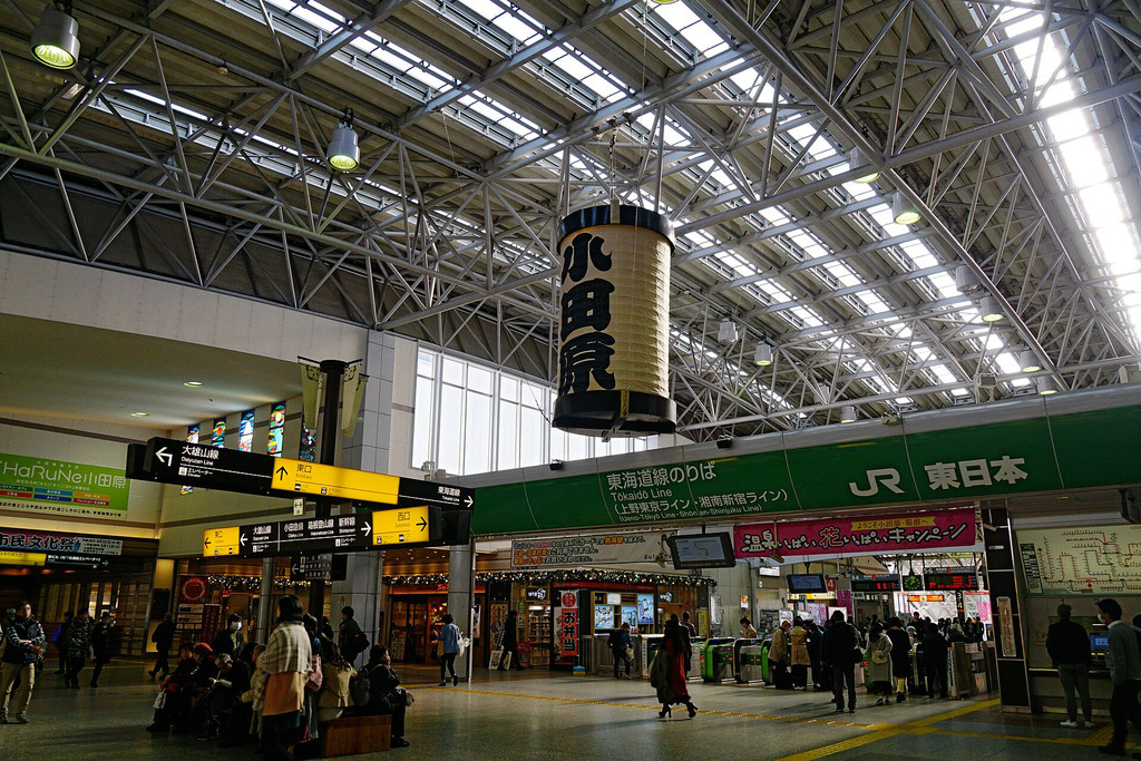 小田原駅構内に吊るされた特大小田原ちょうちん