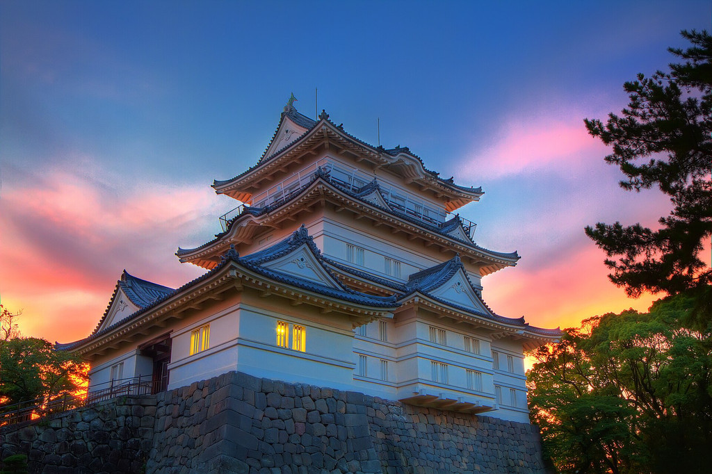 夕暮れに浮かぶ小田原城天守閣